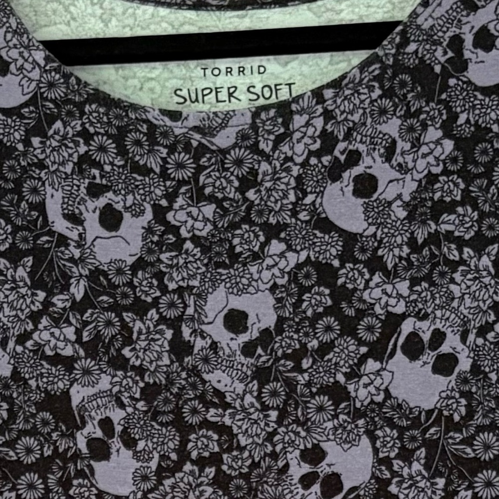 Torrid Super Soft Skull Floral Top Size 2 Lace Shoulder Short Sleeve Goth Boho